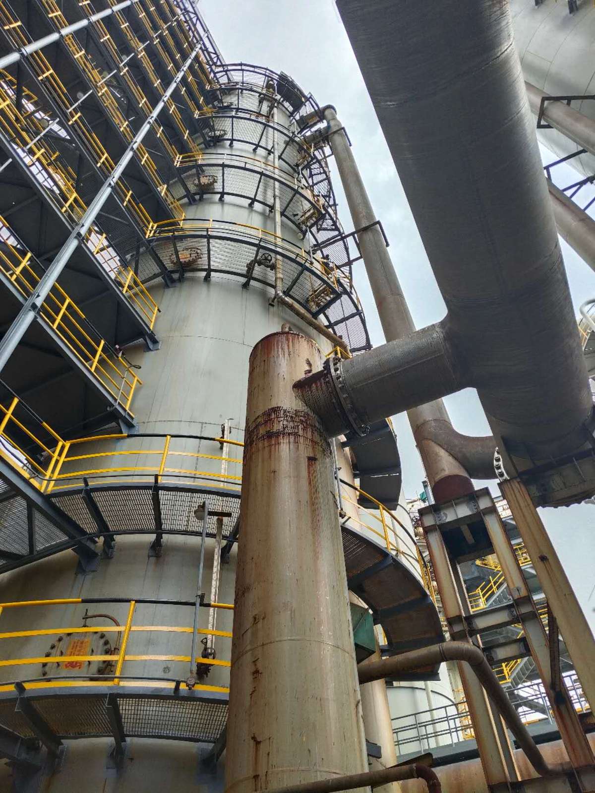德信钢铁印尼厂区钢结构防腐现场四：塔器与管道支架施工